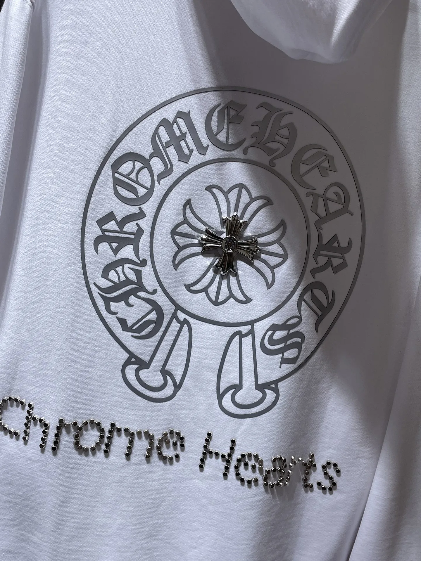 P246 Chrome Hearts Autumn and Winter 2025 New products are available at the counter at the same time. High-weight, environmentally friendly and high-quality top-quality fabrics. Chrome Hearts Sanskrit cross-engraved film, hot diamonds, hand-buttoned hoodies, counters at the same time. Re-engraved version 1:1. Recommended color: black, white. Size: S, M, L, XL.